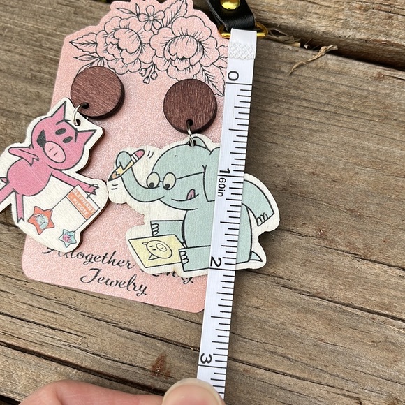 Mo Willems Elephant and Piggie Teacher Book Charcter Earrings - Picture 9 of 10